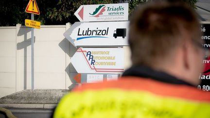 Un panneau indique la direction de l'usine Lubrizol, le 27 septembre 2019, à Rouen (Seine-Maritime). (LOU BENOIST / AFP)