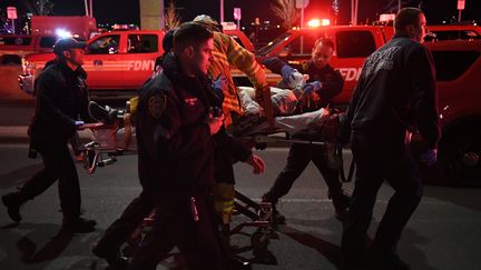 L'une des victimes de l'accident est évacuée, le 11 mars 2018 à New York (Etats-Unis). (DARREN ORNITZ / REUTERS)