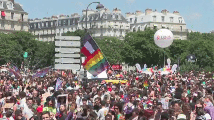 Paris : la marche des fiertés, le long combat des personnes LGBT (France 3)