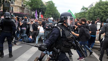 La police anti-émeutes dans Paris, en marge de la manifestation contre la loi Travail, le 28 juin 2016.
 (THIBAULT CAMUS / AP / SIPA)