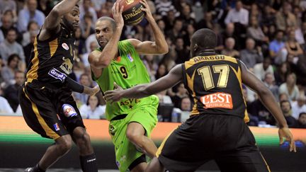 Tony Parker sous le maillot de Villeurbanne, face &agrave; Nancy, le 6 novembre 2011 &agrave; Villeurbanne.&nbsp; (JEAN-PHILIPPE KSIAZEK)