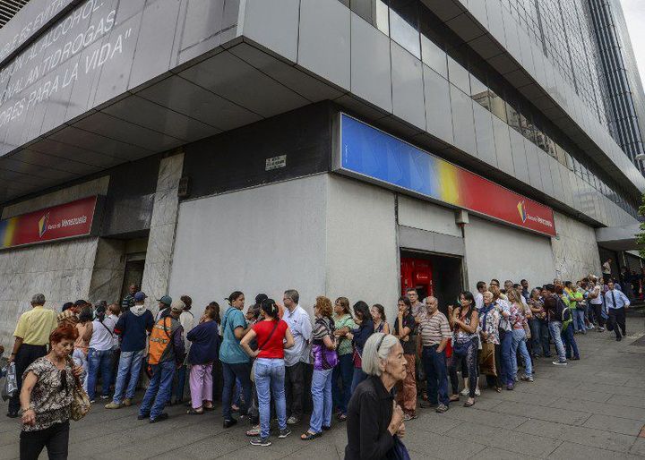 Des citoyens patientent devant une banque à Caracas le 13 décembre 2016. (AFP - FEDERICO PARRA)