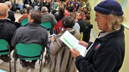 Des "faucheurs volontaires" réunis pour préparer leur procès (10 octobre 2010) (AFP / Pierre Andrieu)