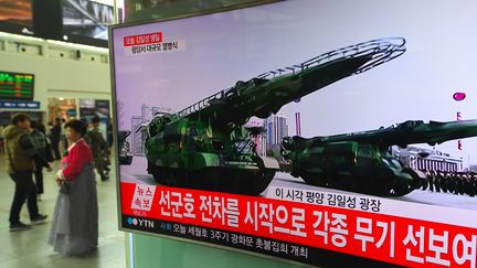 Un écran de téléviusion dans la gare de Séoul, le 15 avril 2017. (JUNG YEON-JE / AFP)