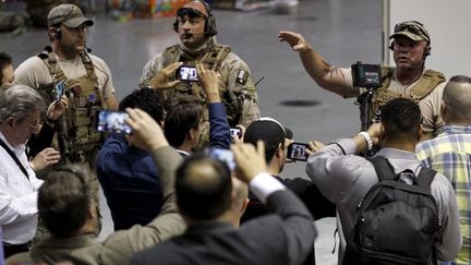 &nbsp; (Des policiers du Swat, l'équivalent du GIGN français, bloquent les participants à cette exposition à l'intérieur pendant la fusillade © REUTERS | Mike Stone)