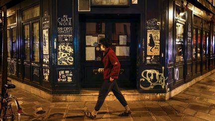 Devant le célèbre bar "Au chat noir", à Paris, le 6 octobre 2020.&nbsp; (THOMAS COEX / AFP)