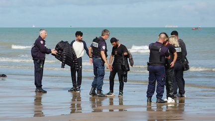 Illustration. Contrôle de personne migrantes à Sangatte, dans le nord de la France, le 18 juillet 2023. (BERNARD BARRON / AFP)