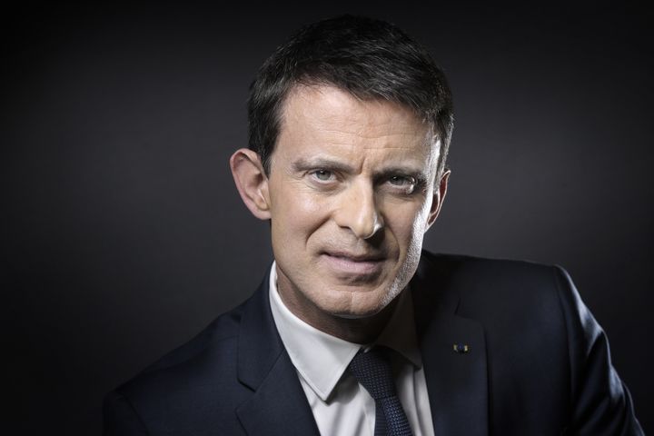 Manuel Valls lors d'une séance photo à Paris, le 24 novembre 2016. (JOEL SAGET / AFP)