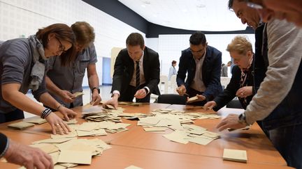 Les bulletins de vote sont dépouillés dans le bureau de Portes-lès-Valence (Drôme), dimanche 23 avril 2017.&nbsp; (CITIZENSIDE / CHRISTOPHE ESTASSY / AFP)