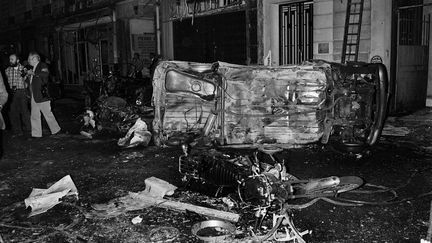 Une voiture explosée par l'attentat&nbsp;devant&nbsp;la synagogue de la rue de Copernic à Paris, le 3 octobre 1980. (GEORGES BENDRIHEM / AFP)