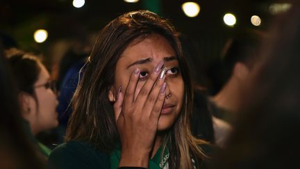 Une jeune femme venue militer pour la dépénalisation partielle de l'avortement, à Quito (Equateur), à l'annonce du votre contre le projet de loi, le 17 septembre 2019.&nbsp; (RODRIGO BUENDIA / AFP)