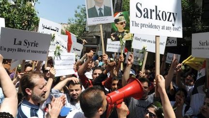 Photo d'archives. Manifestants syriens pro-Assad protestent devant l'ambassade française à Damas, le 10 mai 2011. (Sana - AFP)