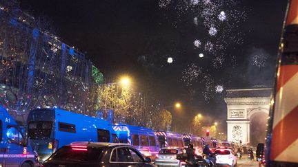 L'avenue des Champs-Elysées après la victoire de la France face au Maroc, en quarts de finale de la Coupe du monde, le 14 décembre 2022. (FIORA GARENZI / HANS LUCAS / AFP)