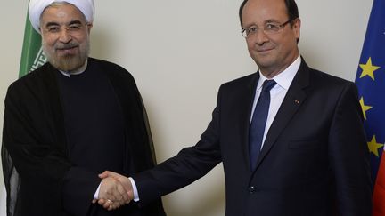 Fran&ccedil;ois Hollande et son homologue iranien Hassan Rohani, en septembre 2013 au si&egrave;ge de l'ONU, &agrave; New York (Etats-Unis). (MARTIN BUREAU / AFP)