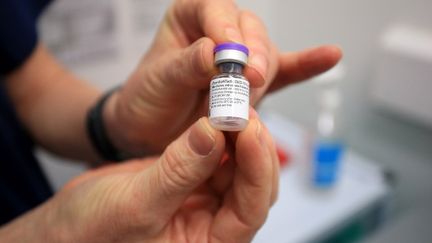 Un flacon de vaccin Pfizer-BioNTech contre le coronavirus, le 22 décembre 2020, à Haxby, au Royaume-Uni. (LINDSEY PARNABY / AFP)