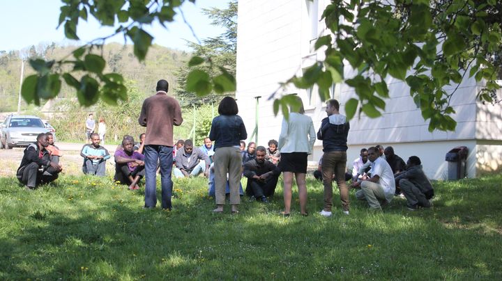 Devant le foyer Adoma de Pouilly-en-Auxois, les migrants et les encadrants du centre se r&eacute;unissent pour pr&eacute;parer une rencontre avec les habitants pr&eacute;vue le lendemain, jeudi 23 avril 2015. (CLEMENT PARROT / FRANCETV INFO)