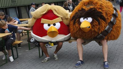 Deux hommes d&eacute;guis&eacute;s en personnages du jeu "Angry Birds Star Wars" participent &agrave; la convention europ&eacute;enne Star Wars &agrave; Essen (Allemagne), le 26 juillet 2013. (WOLFGANG RATTAY / REUTERS)