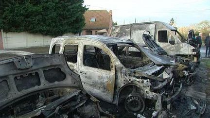 Des voitures incendiées à Bellaing (Nord), le 1er janvier 2016. (FRANCE 3 NORD-PAS-DE-CALAIS)