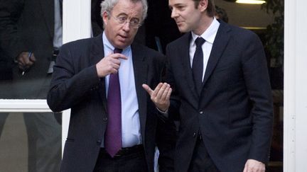 Le pr&eacute;sident du directoire, Luc Oursel (&agrave; gauche), et le ministre de l'Economie Fran&ccedil;ois Baroin (&agrave; droite), aux portes du minist&egrave;re de l'Economie, &agrave; Paris, le 22 novembre 2011. (FRED DUFOUR / AFP)