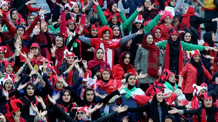 Des Iraniennes assistent&nbsp;à la finale de la Ligue des champions d'Asie, le 10 novembre 2018 à Téhéran. (ATTA KENARE / AFP)