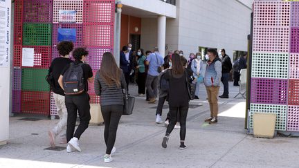 Des lycéens entrent dans un lycée de Lunel (Hérault), le 6 mai 2021. (MAXPPP)