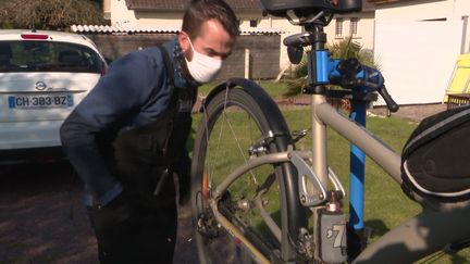 Un atelier itinérant de réparation de vélo dans le Calvados.&nbsp; (FRANCEINFO)