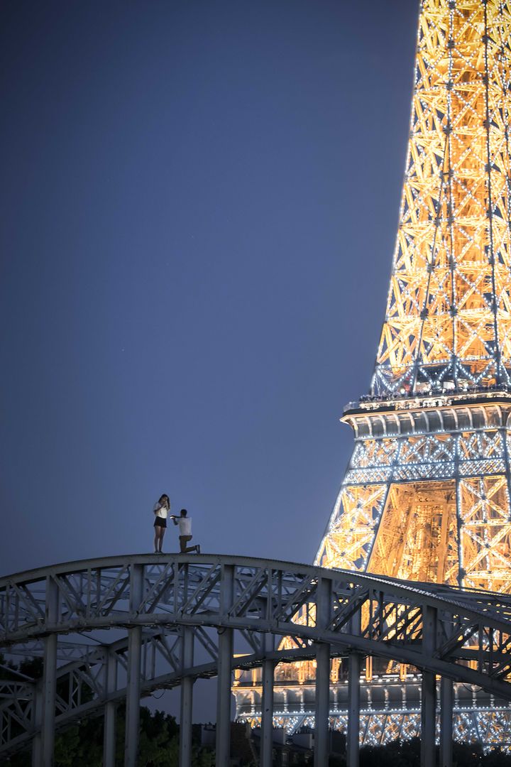 "The proposal", la photographie prise samedi 30 juin, sur la passerelle Debilly à Paris, par Aurore Alifanti. (Aurore Alifanti)