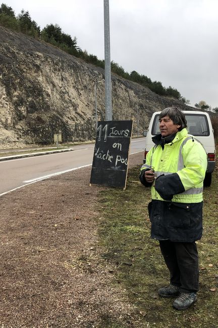 Un Homme En Gilet Jaune Assis Dans Une Voiture