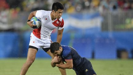 Le Japonais Teruya Goto est plaqué par le Français Steeve Barry lors des quarts de finale au rugby à VII à Rio, mercredi 10 août. (PHILIPPE LOPEZ / AFP)