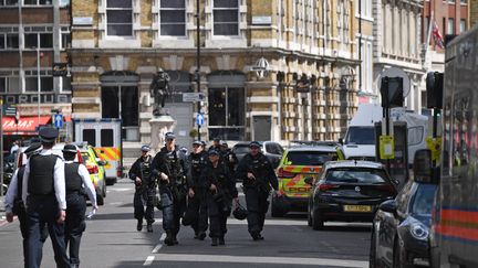 La police patrouille à Borough High Street à Londres, le 4 juin 2017, après l'attentat qui a frappé la capitale anglaise samedi soir.&nbsp; (CHRIS J RATCLIFFE / AFP)