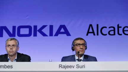 Les patrons d'Alcatel-Lucent et de Nokia à Paris, lors de l'annonce de l'accord entre les deux groupes (15 avril 2015). (THOMAS SAMSON / AFP)