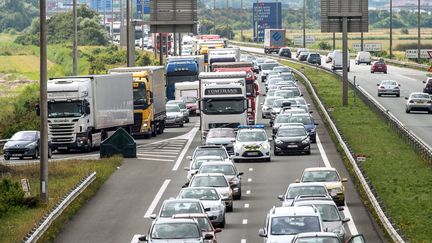 Un bouchon sur l'A16, le 31 juillet 2015. (PHILIPPE HUGUEN / AFP)