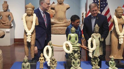 De gauche à droite, Daniel Kritenbrink,&nbsp;du secrétariat d'État aux Affaires de l'Asie de l'Est et du Pacifique, visite le musée national du Cambodge&nbsp;avec Phoeurng Sackona, ministre cambodgienne de la Culture,&nbsp;et l'ambassadeur américain Patrick Murphy lors d'une réception&nbsp;donnée pour le retour des&nbsp;œuvres khmères à Phnom Penh,&nbsp;le 13 juillet 2022. (HENG SINITH / AP / SIPA)