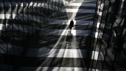 Jeu de lignes devant la Post Tower &agrave; Bonn (Allemagne), le 5 mars 2013. (WOLFGANG RATTAY / REUTERS)