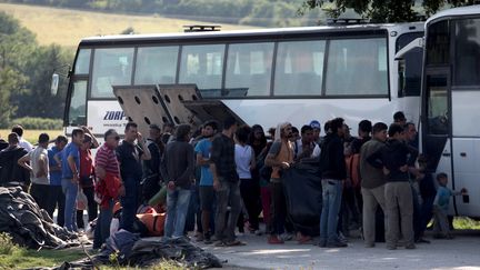 Des habitants du camp de migrants d'Idoméni, en Grèce, quittent les lieux en car, le 23 mai 2016. (SAKIS MITROLIDIS / AFP)