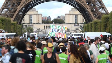 Les participants au "convoi de l'eau", réunis au Champ-de-Mars à Paris, le 26 août 2023. (MAURIZIO ORLANDO / HANS LUCAS / AFP)