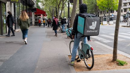 Un livreur Deliveroo à Paris le 29 avril 2021. (RICCARDO MILANI / HANS LUCAS / AFP)