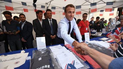 Emmanuel Macron accueille des visiteurs de l'Elysée lors des Journées du patrimoine, le 15 septembre 2018 à Paris. (ANNE-CHRISTINE POUJOULAT / AFP)