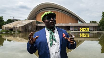 Bonaventure Ndikung, le directeur artistique du musée Haus der Kulturen der Welt (HKW-Maison des cultures du monde), s'adresse aux journalistes de l'AFP devant l'institution, à Berlin , le 29 juin 2023. (JOHN MACDOUGALL / AFP)