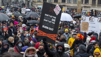 Une manifestation contre la fermeture des lieux culturels s'est tenue&nbsp;le 26 décembre 2021 à Bruxelles, en Belgique. (NICOLAS MAETERLINCK / BELGA MAG / AFP)