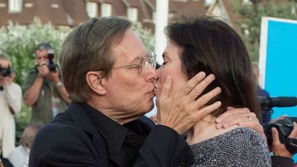 William Friedkin embrasse sa compagne sur le tapis rouge
 ( NIVIERE/BENAROCH/SIPA)