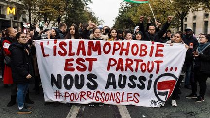 Une manifestation contre l'islamophobie, le 10 novembre 2019 à Paris, après l'appel lancé par le CCIF (Collectif contre l'islamophobie en France). (PHILIPPE LABROSSE / HANS LUCAS / AFP)