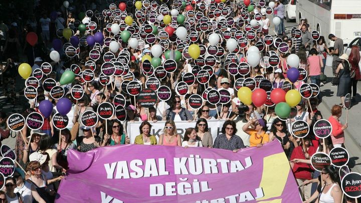 Des femmes manifestent contre le projet du gouvernement visant à interdire ou limiter l'avortement en Turquie, le 17 juin 2012, à Ankara. (ADEM ALTAN / AFP)