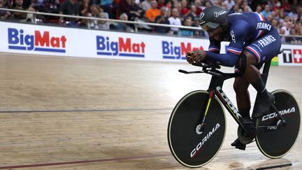 Le Français Melvin Landerneau lors de l'épreuve du kilomètre des championnats du monde de cyclisme sur piste, le 14 octobre 2022. (THOMAS SAMSON / AFP)