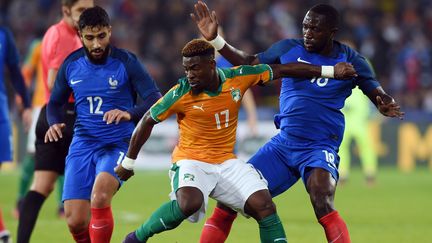 L'Ivoirien Serge Aurier entouré de Nabil Fekir et Moussa Sissoko, le 15 novembre 2016, à Lens (Pas-de-Calais). (DENIS CHARLET / AFP)