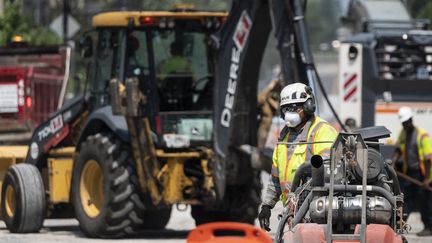 Un chantier à Washington (Etats-Unis), en août 2021. (ANDREW CABALLERO-REYNOLDS / AFP)