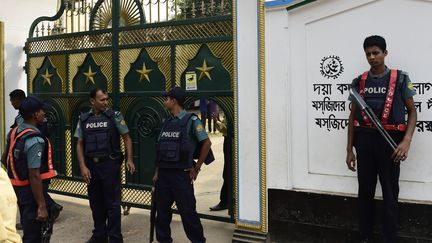 Le portail de la mosquée chiite visée par une attaque terroriste, le 27 novembre 2015 à Dacca (Bangladesh). (MUNIR UZ ZAMAN / AFP)