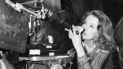 Jeanne Moreau fait le cadre sur le tournage de son premier film "Lumière" en 1975. (AFP)