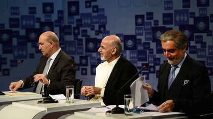 De gauche &agrave; droite, Qayum Karzai (qui s'est retir&eacute; depuis), Ashraf Ghani et Abdullah Abdullah, le 8 f&eacute;vrier 2014 pendant l'un des nombreux d&eacute;bats t&eacute;l&eacute;vis&eacute;s qui ont rythm&eacute; la campagne en Afghanistan. (WAKIL KOHSAR / AFP)