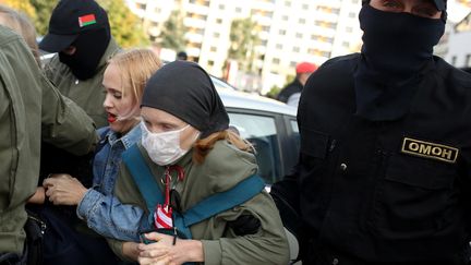 Des femmes sont arrêtées par des policiers lors d'un rassemblement de protestation contre les résultats de l'élection présidentielle biélorusse, à Minsk, le 19 septembre 2020.&nbsp; (TUT.BY / AFP)